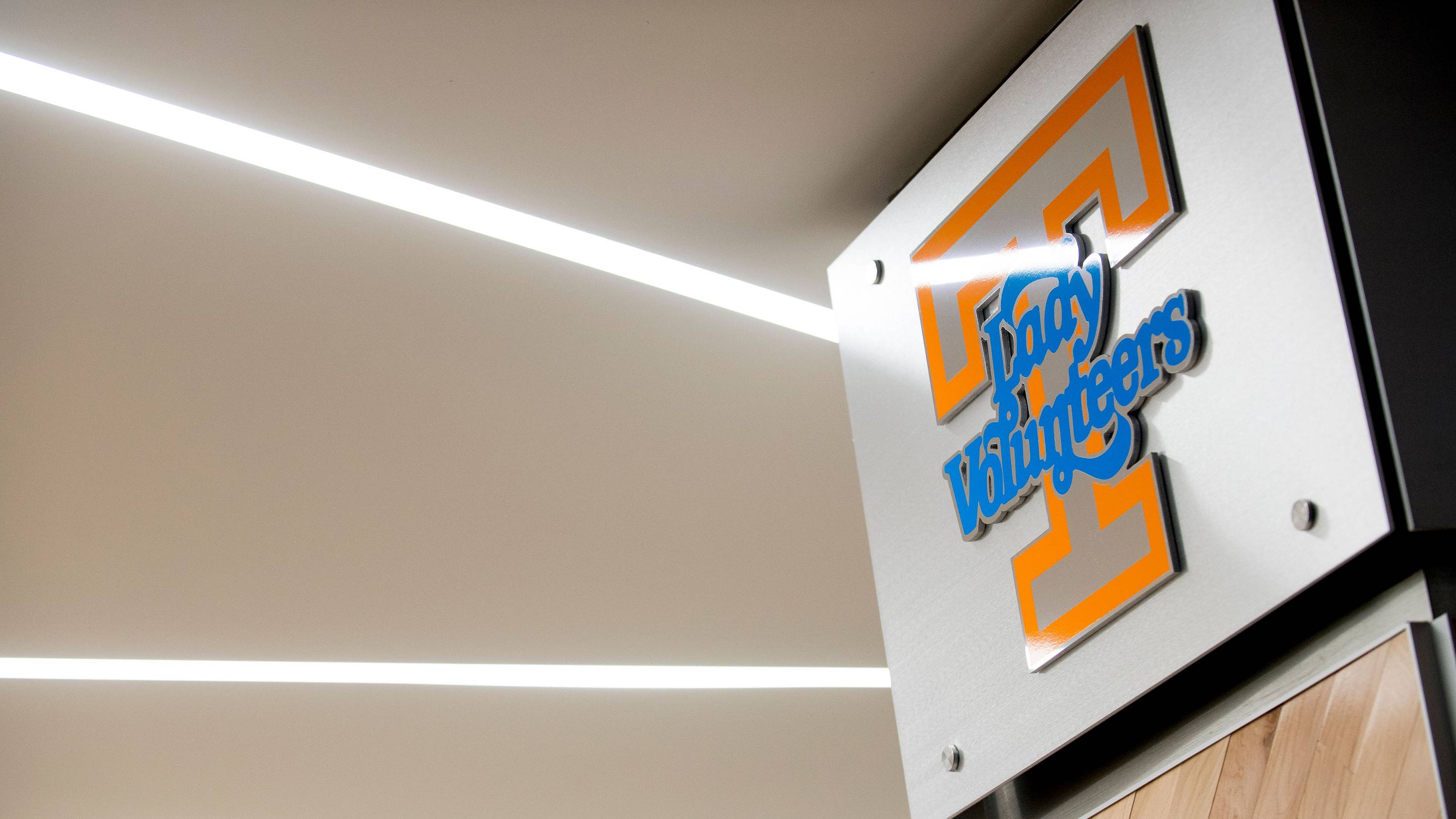Adidas обновил форму женской команды Tennessee Lady Vols в эффектном стиле